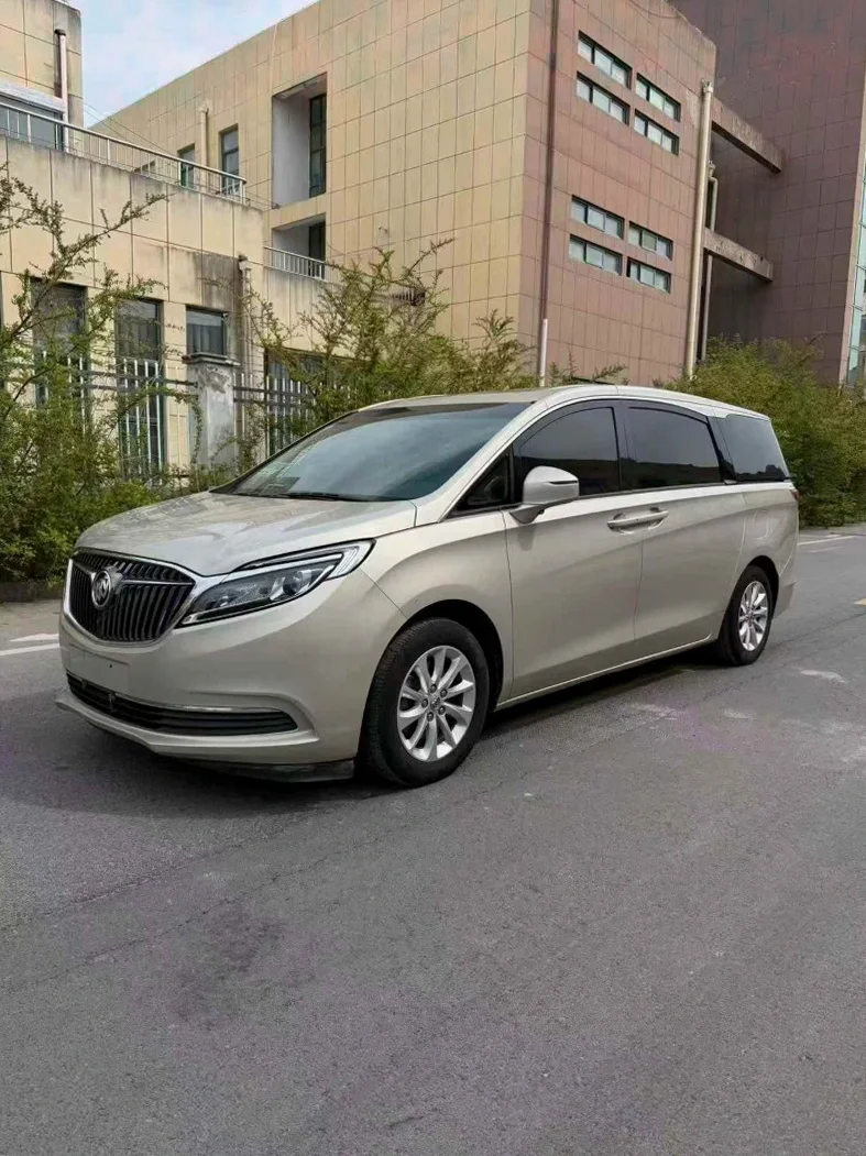 别克GL8 正面外观二