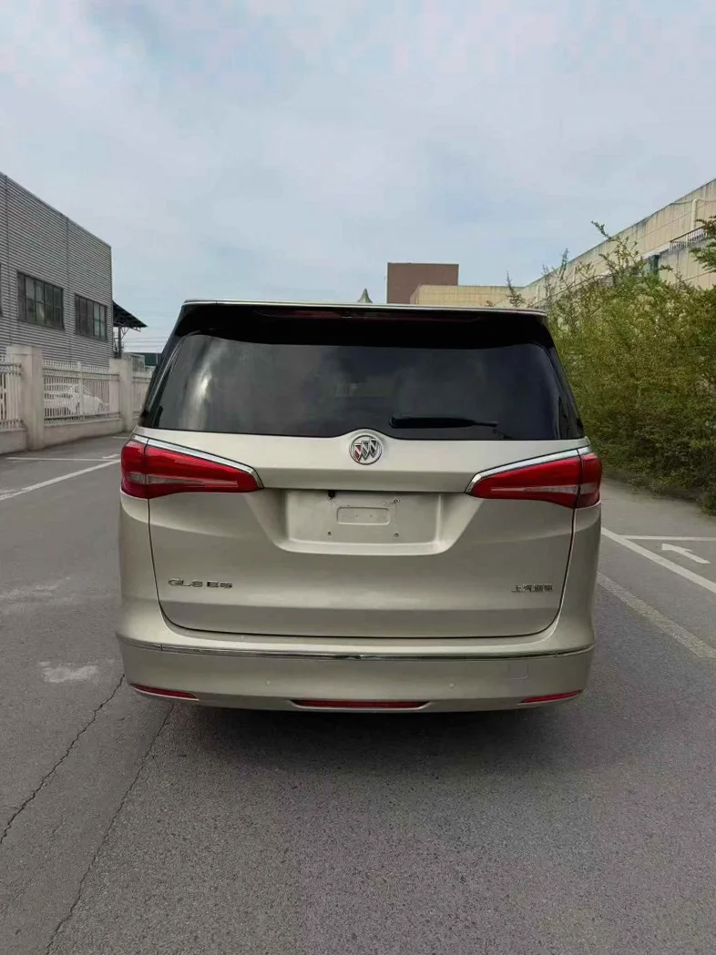 别克GL8 后面外观三