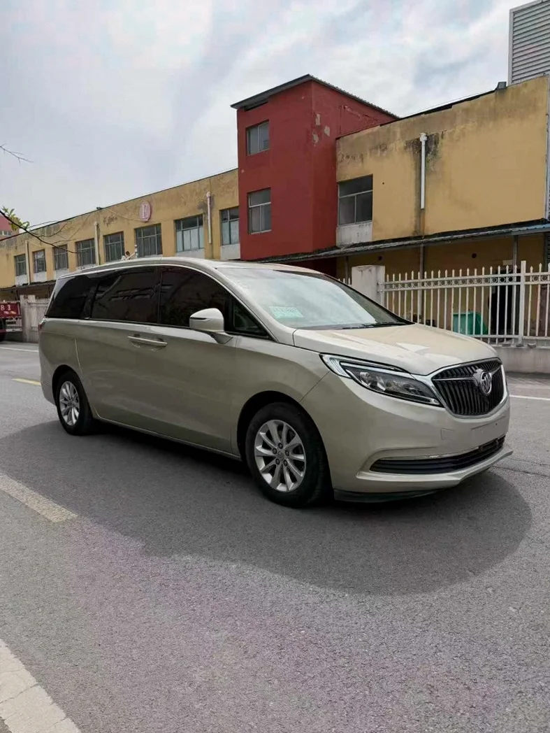 别克GL8 正面外观三