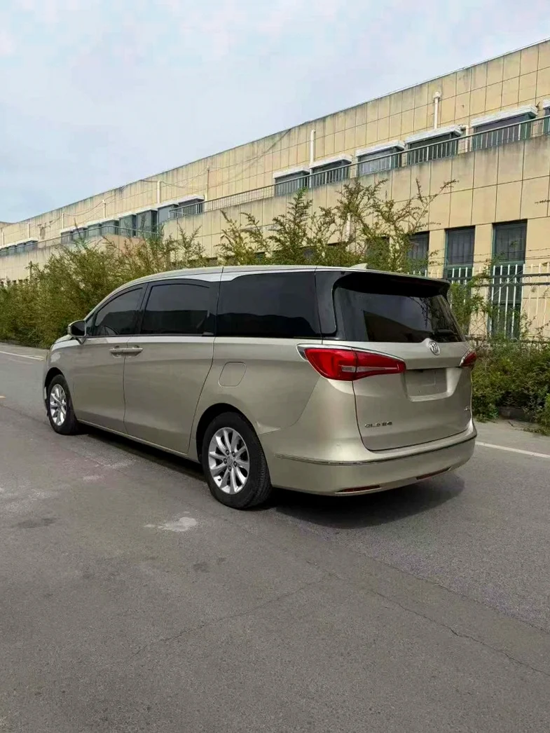 别克GL8 后面外观一