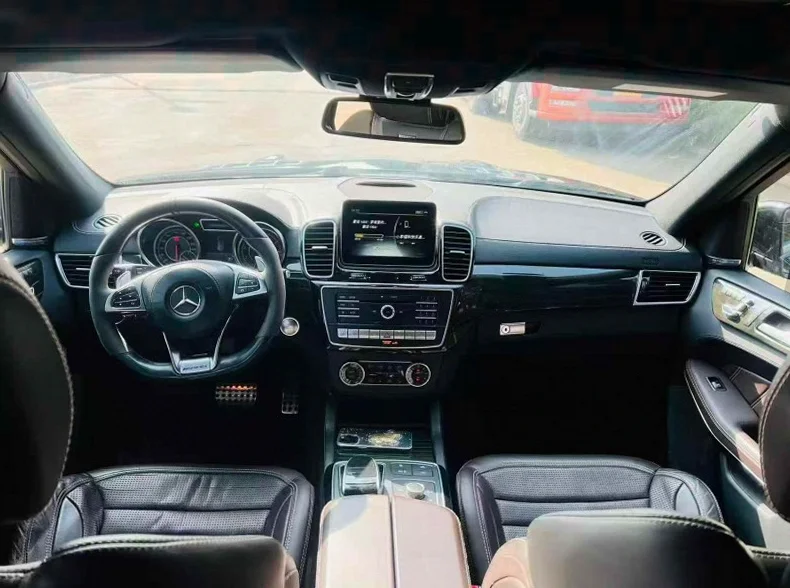 奔驰GLS 内饰前排