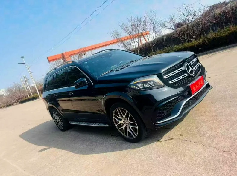 奔驰GLS 正面外观二