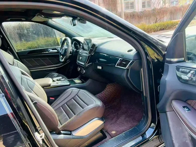 奔驰GLS 后面外观三