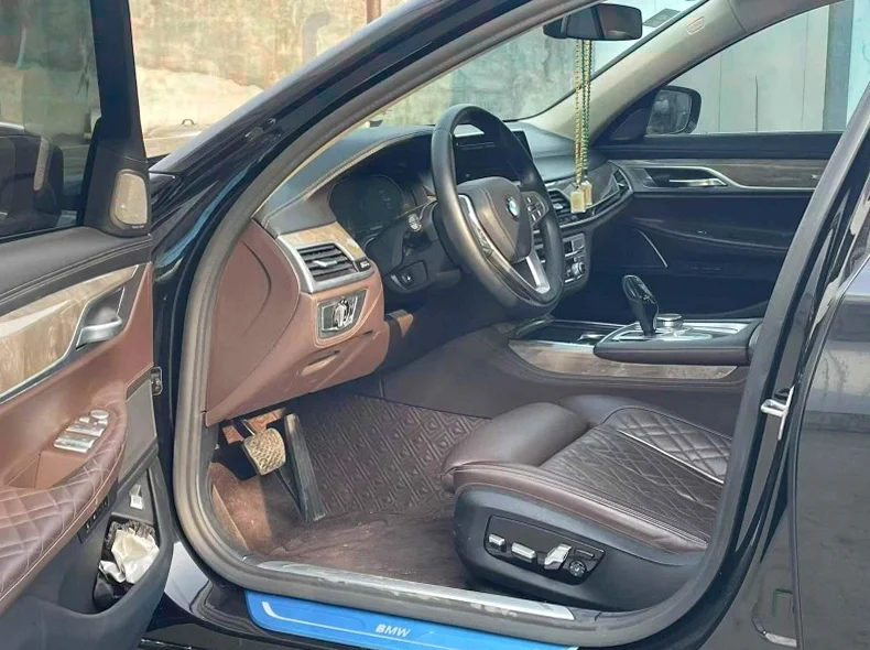 宝马7系 后面外观三