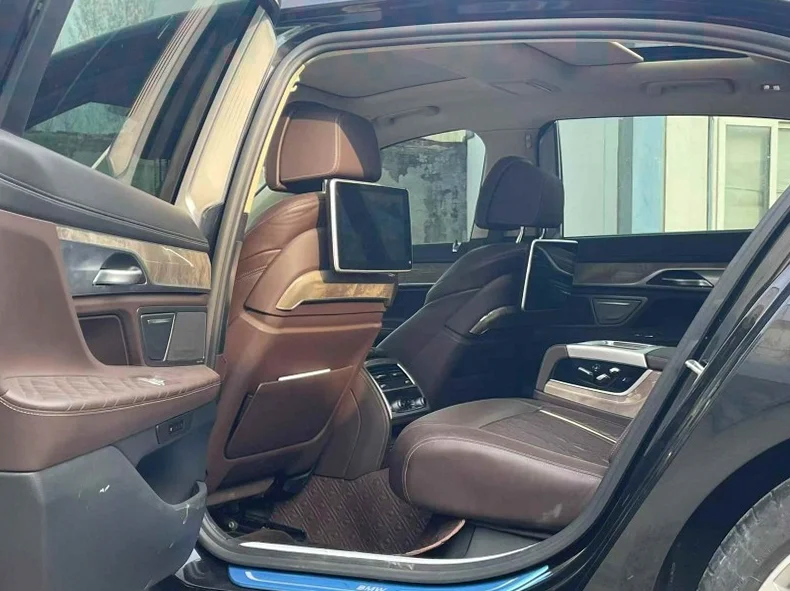 宝马7系 后面外观一