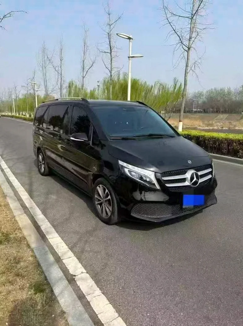 奔驰V 正面外观二