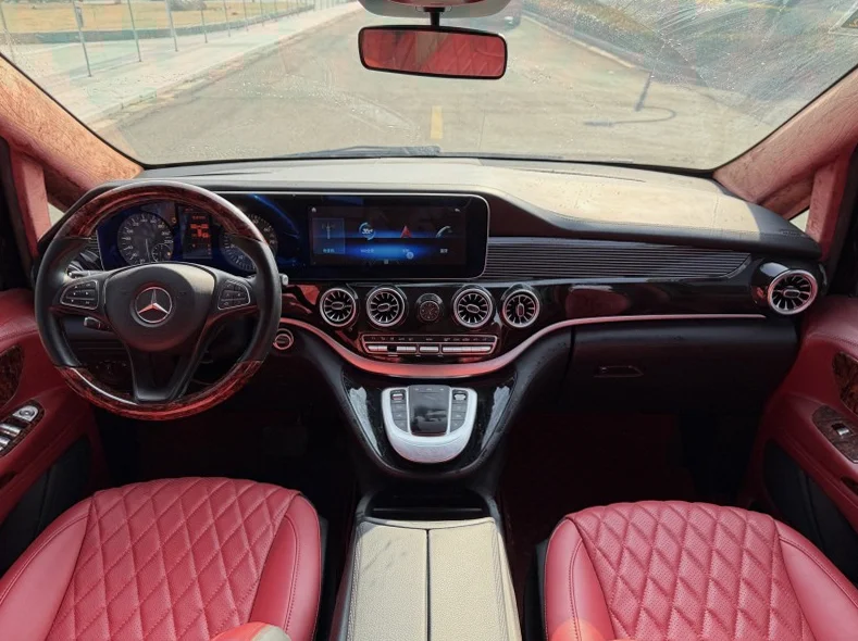 奔驰V 后面外观一