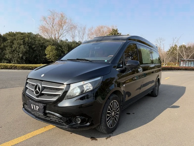 奔驰V 正面外观二