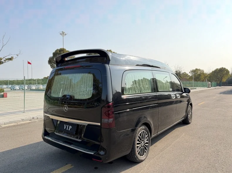 奔驰V 后面外观二