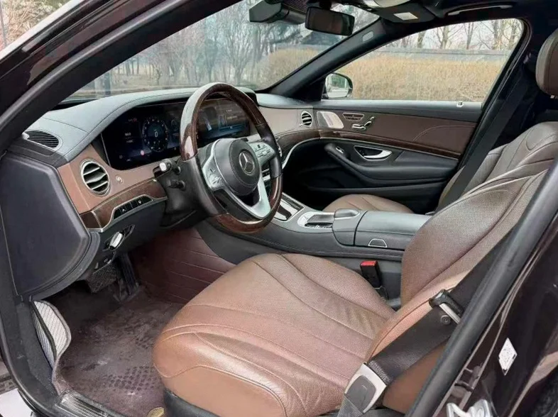 奔驰S 后面外观一