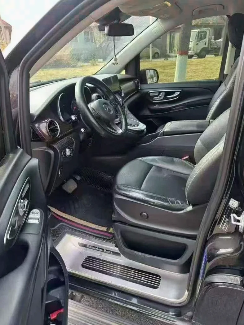 奔驰V 后面外观一