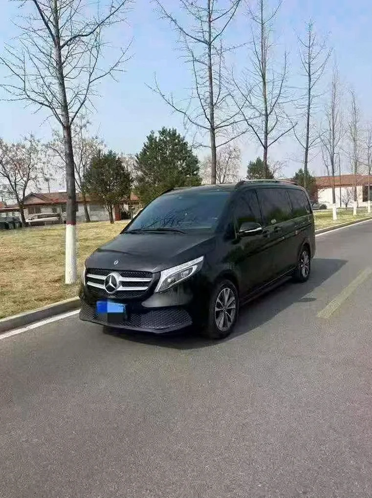 奔驰V 正面外观三