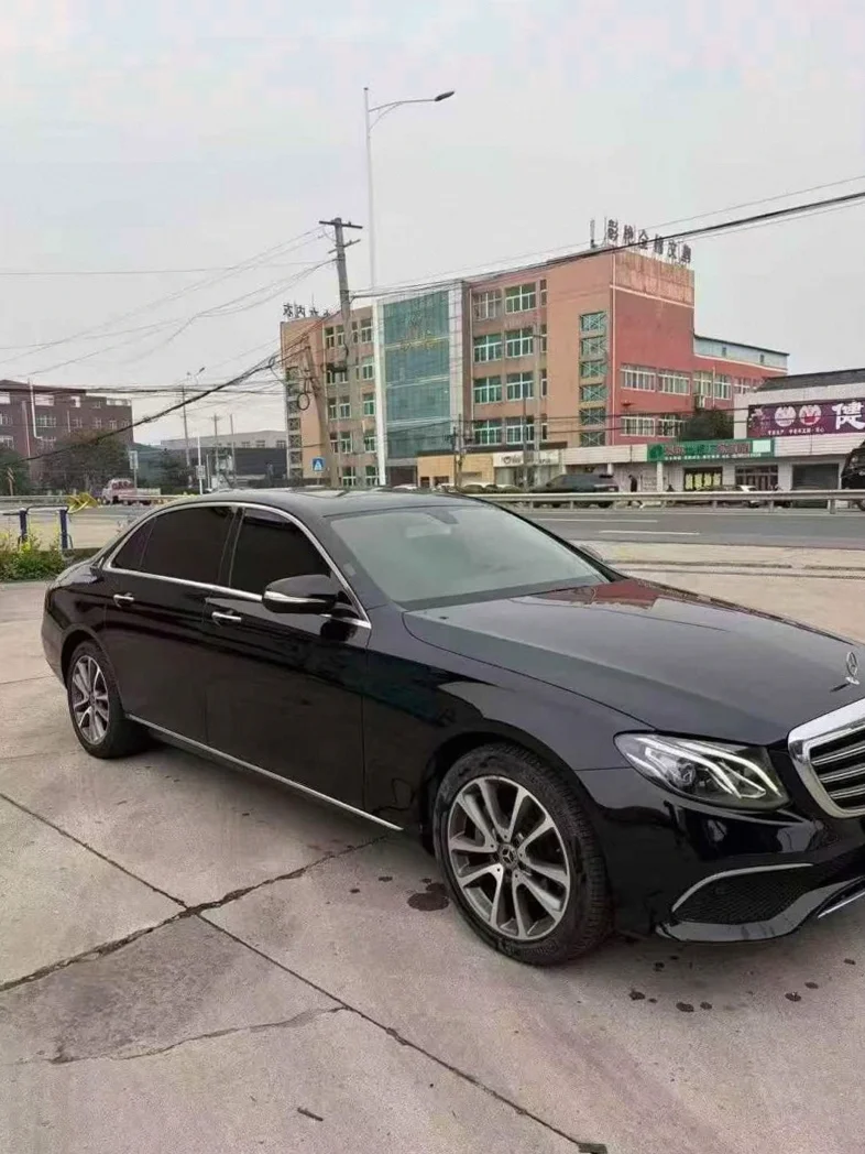 奔驰E 正面外观二