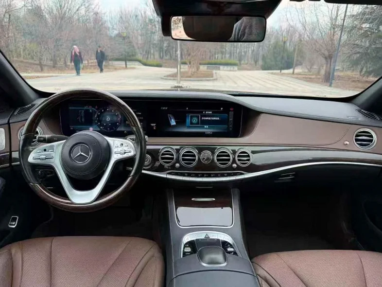 奔驰S 后面外观二