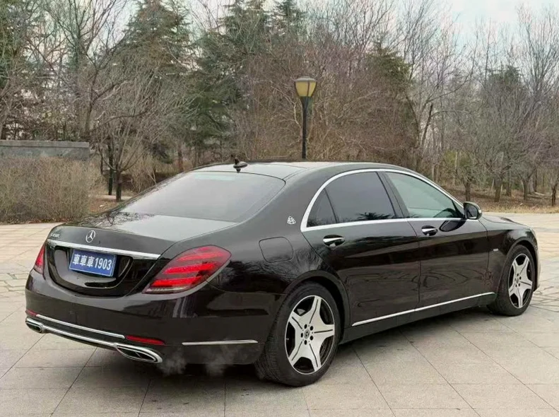 奔驰S 后面外观三