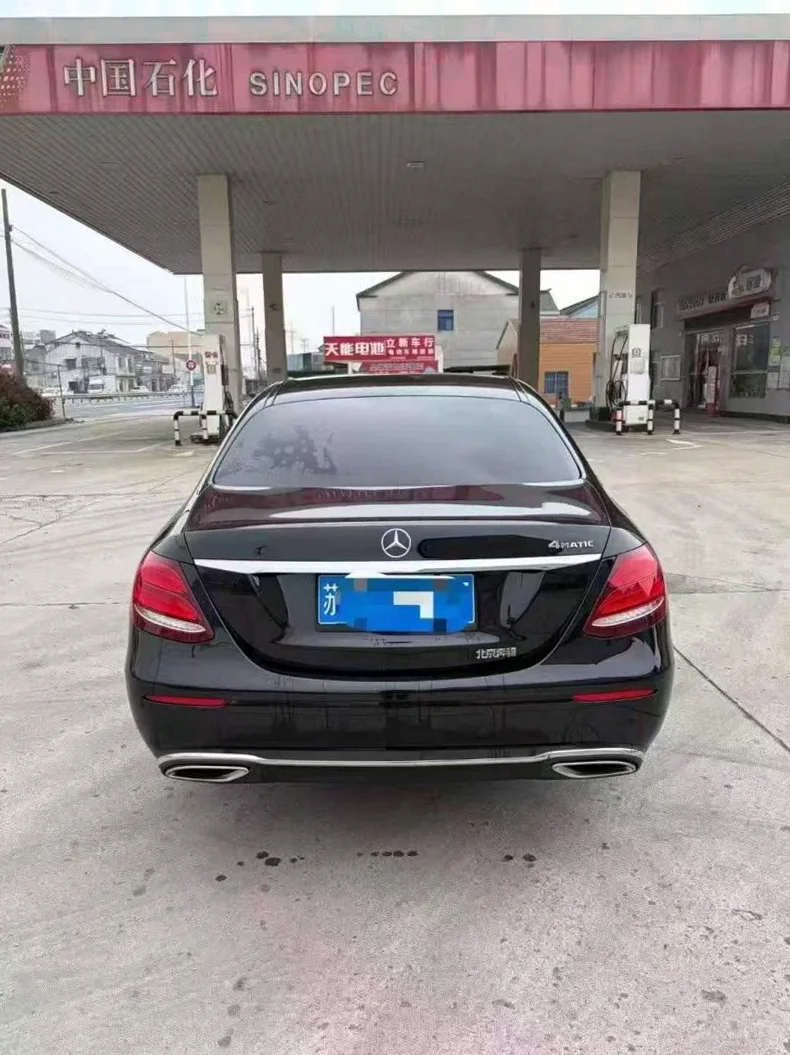 奔驰E 内饰后排