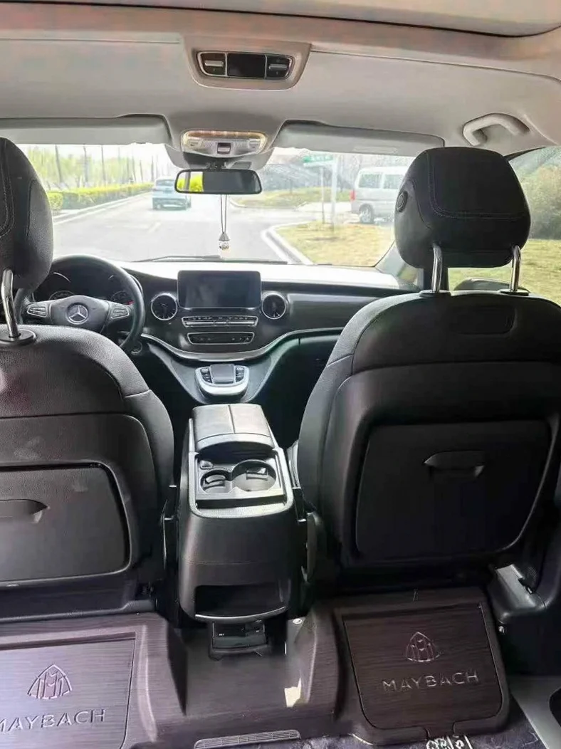 奔驰V 后面外观三