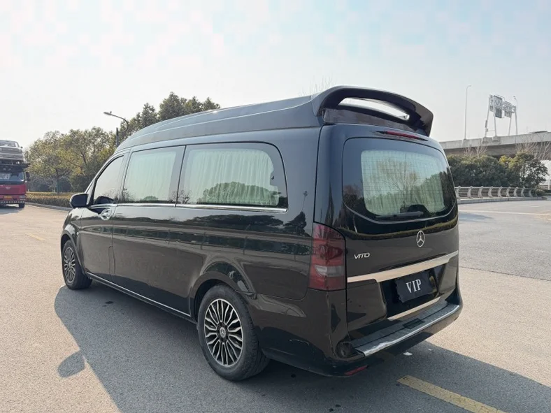 奔驰V 后面外观三