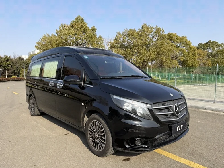 奔驰V 正面外观三