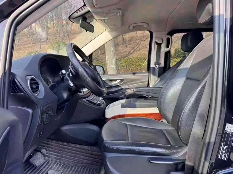 奔驰威霆 后面外观一