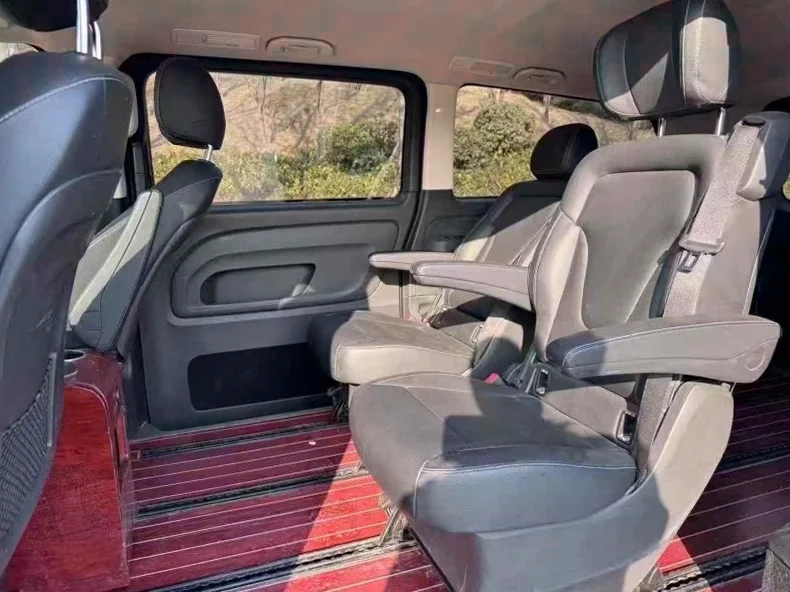 奔驰威霆 后面外观二