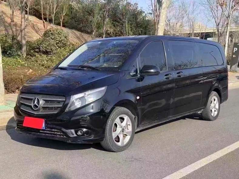 奔驰威霆 正面外观二