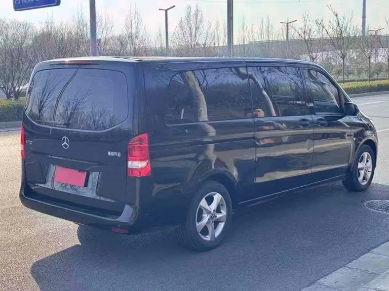 奔驰威霆 内饰前排