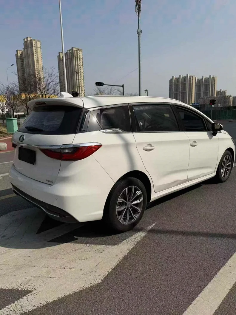 比亚迪宋MAX 后面外观一