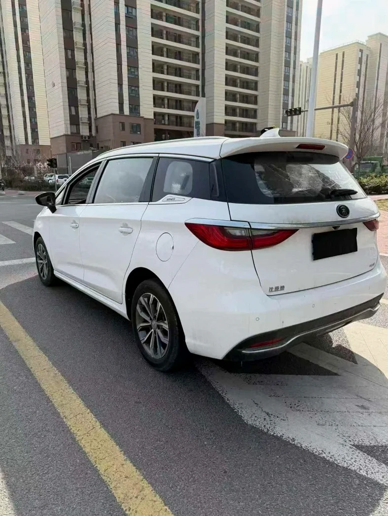 比亚迪宋MAX 后面外观二