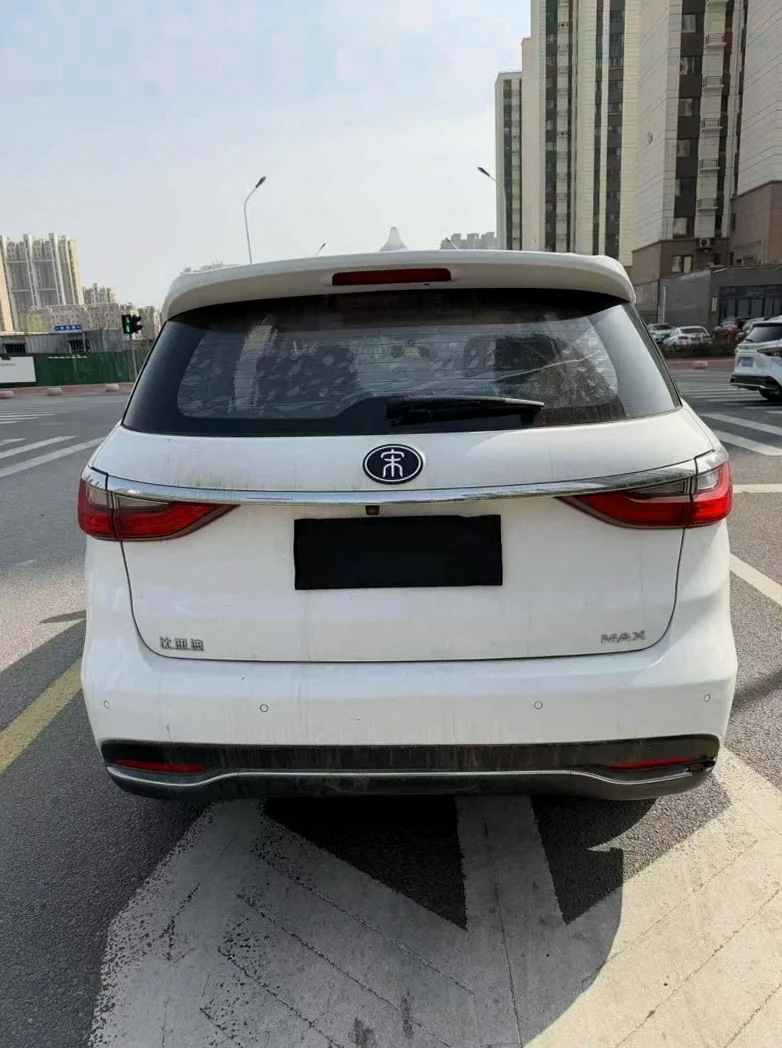 比亚迪宋MAX 后面外观三