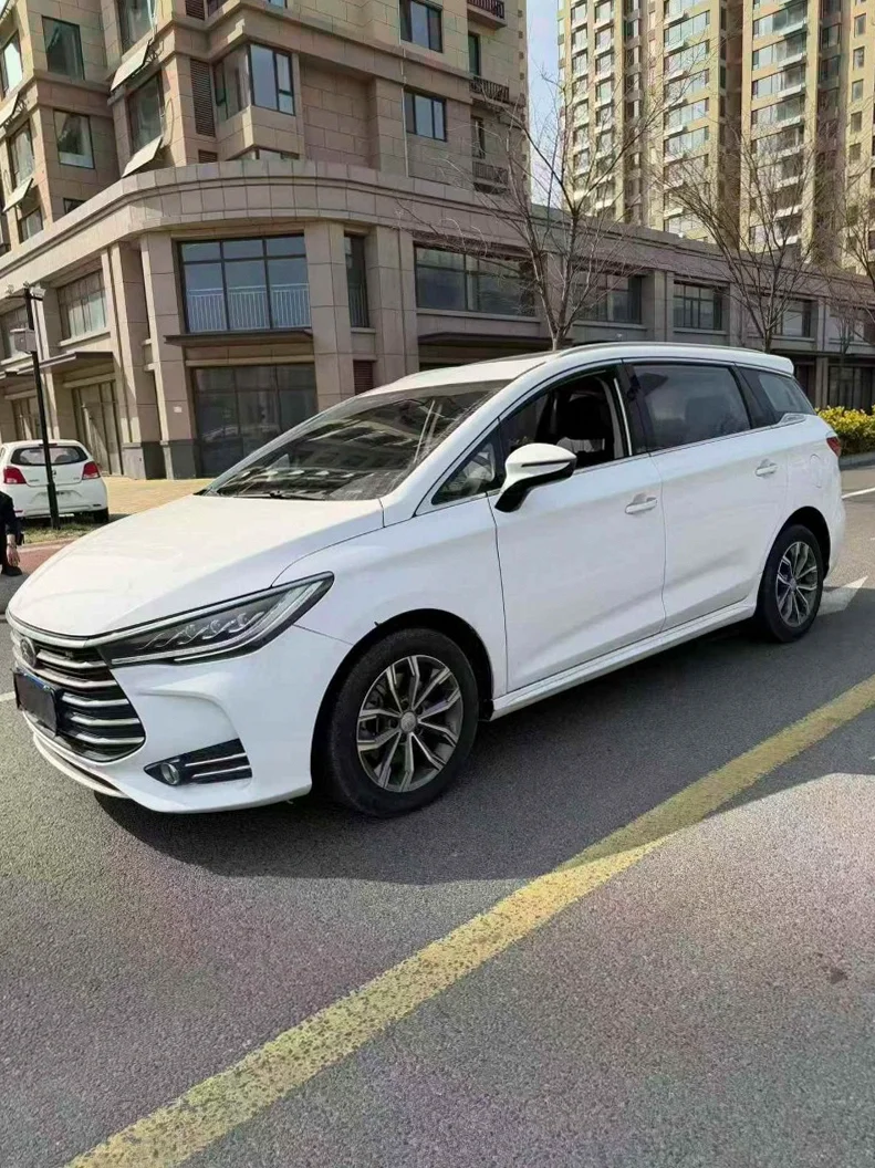 比亚迪宋MAX 正面外观三