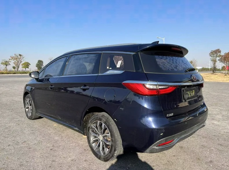 比亚迪宋 驾驶室