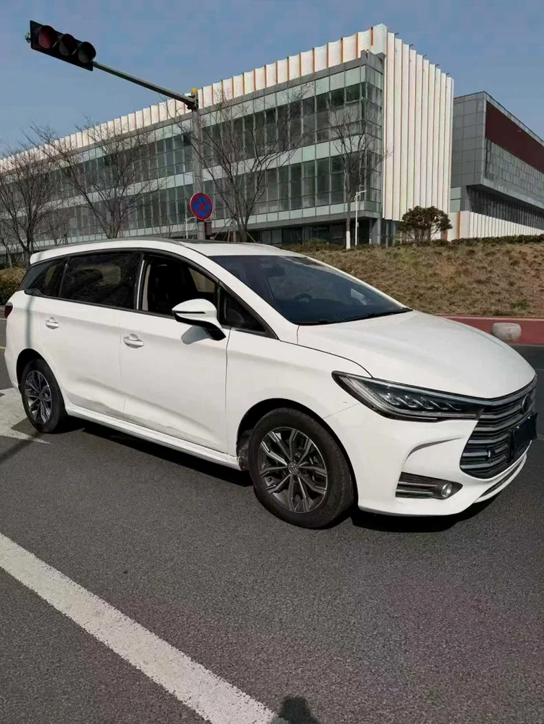 比亚迪宋MAX 正面外观二