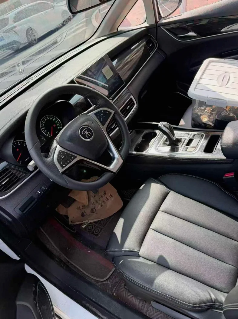 比亚迪宋MAX 内饰前排