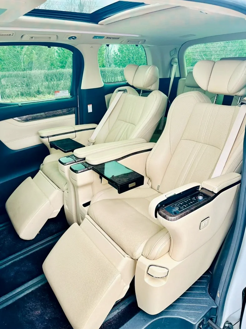 丰田威尔法 后面外观一