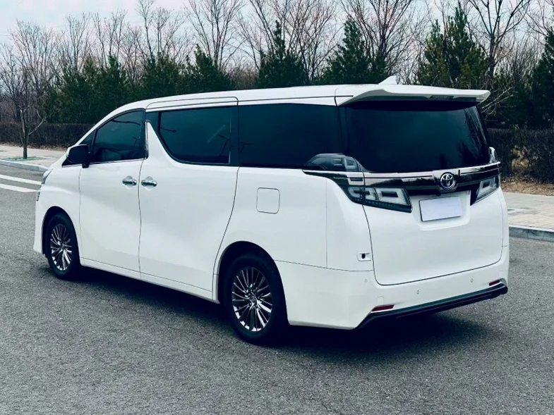 丰田威尔法 后面外观三