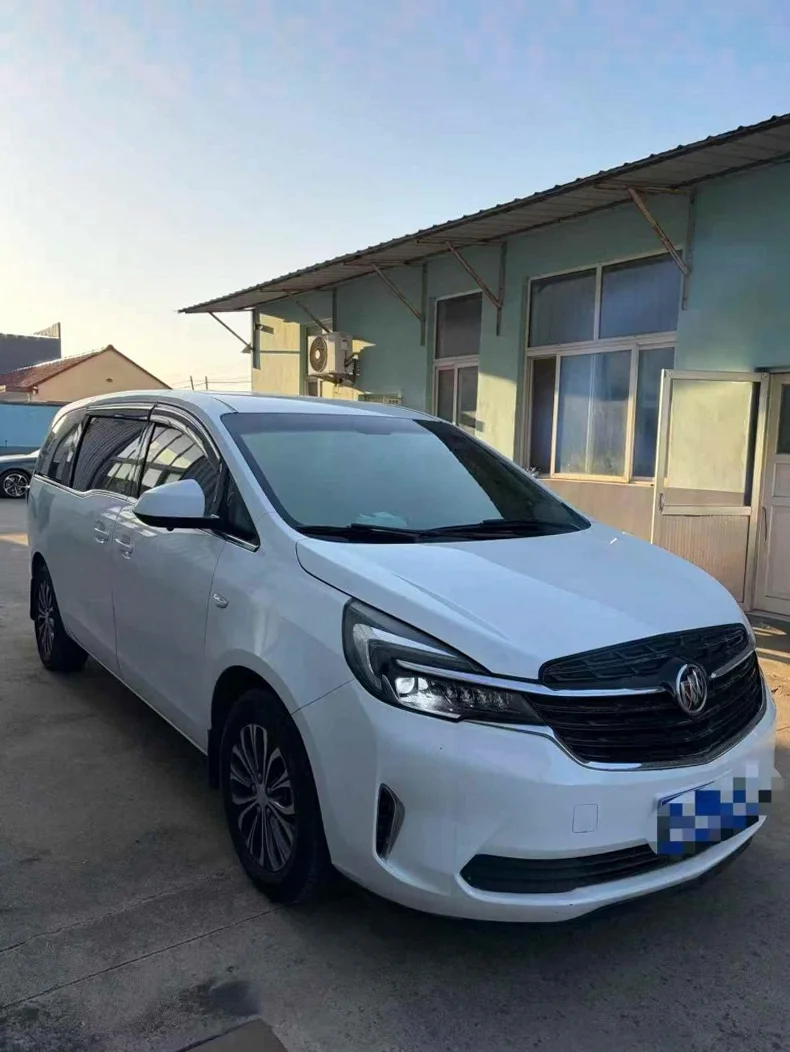 别克GL8 正面外观二