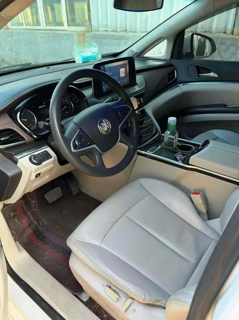 别克GL8 内饰前排