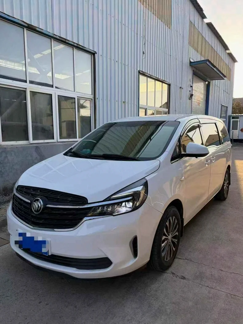 别克GL8 正面外观三