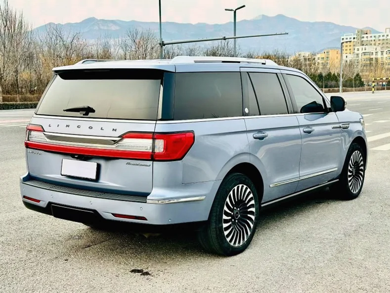 林肯领航员 驾驶室