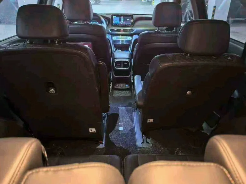 现代新胜达 后面外观一