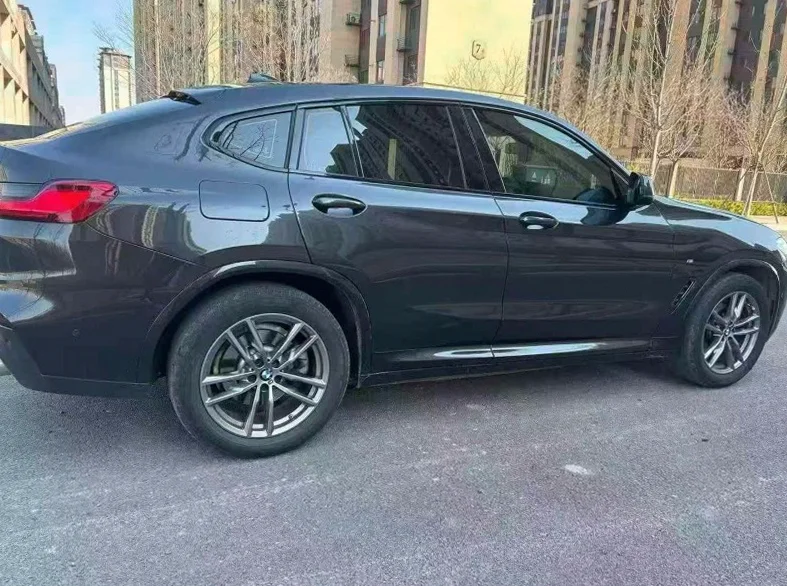 宝马X4 正面外观三