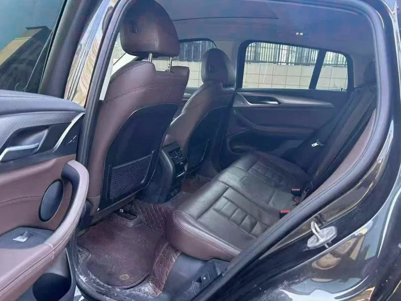 宝马X4 后面外观二