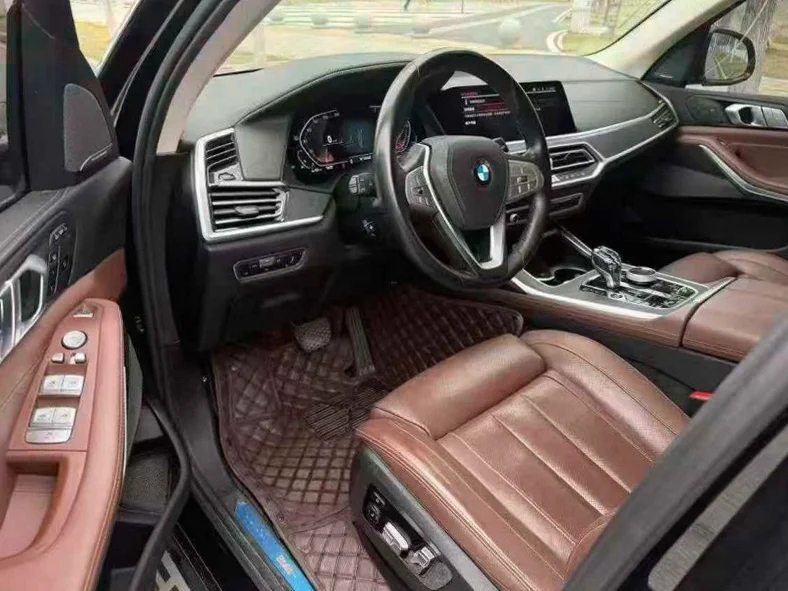 宝马X7 后面外观一