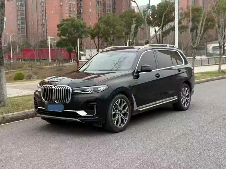 宝马X7 正面外观三