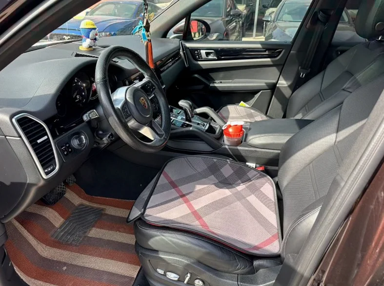 保时捷卡宴 后面外观一