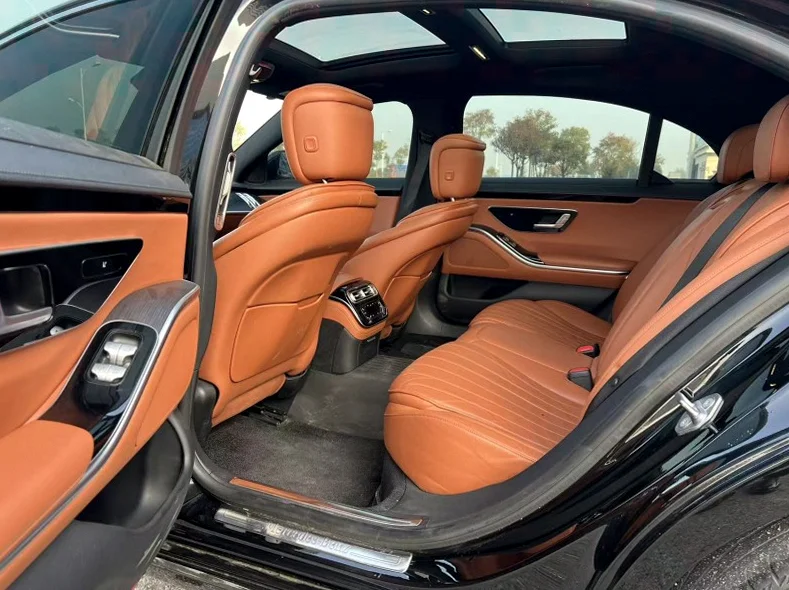 奔驰S 后面外观二