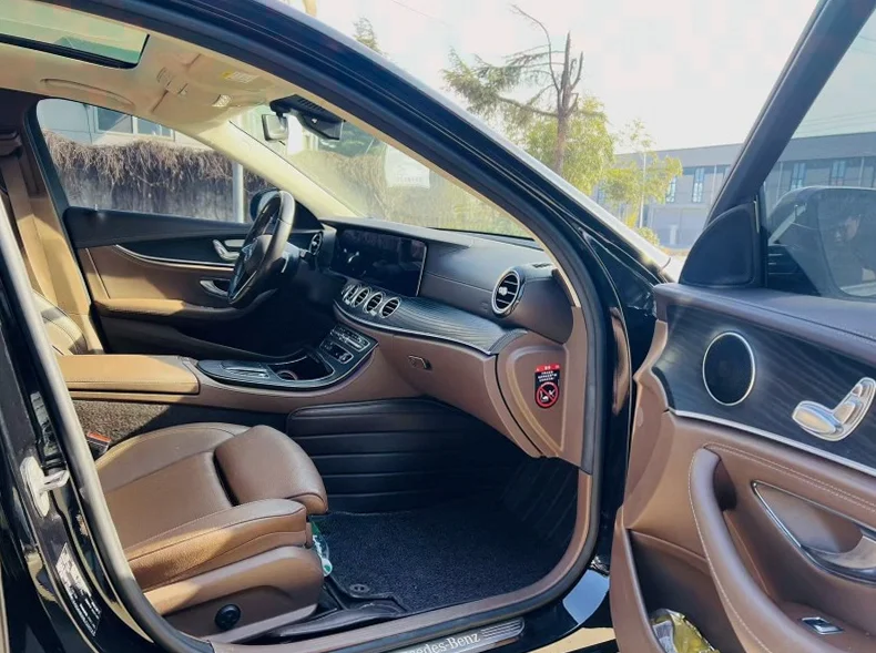 奔驰E 内饰后排