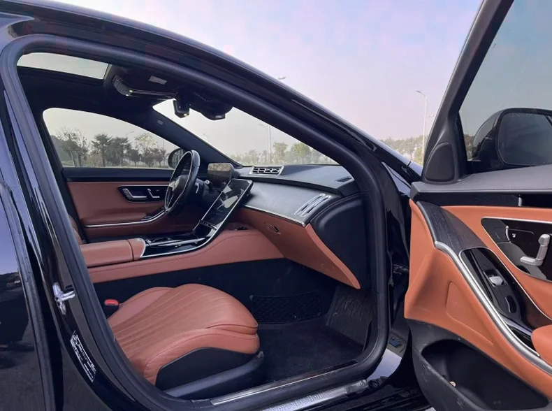 奔驰S 后面外观三