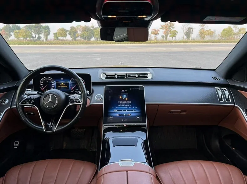 奔驰S 内饰前排
